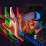Frau mit VR-Brille