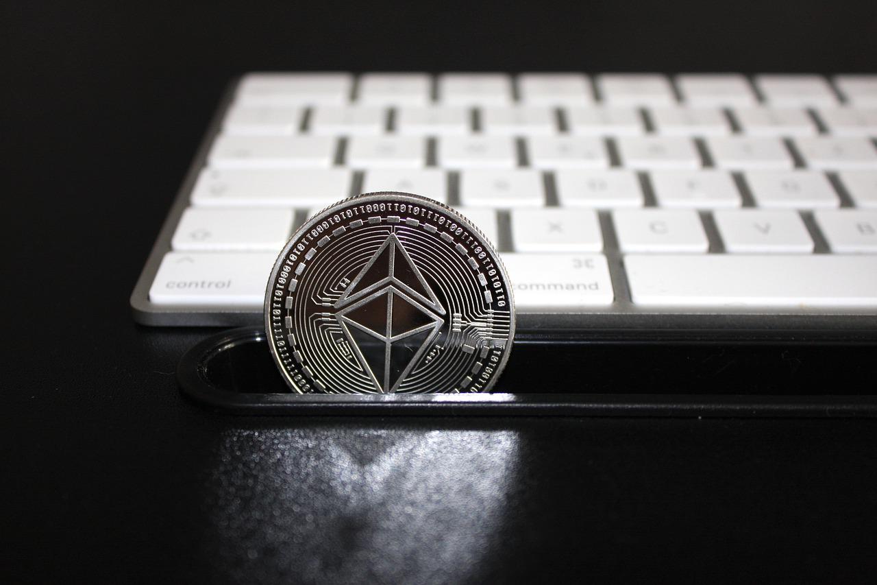 Ethereum-Münze vor Tastatur