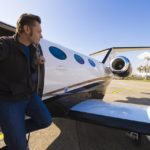 Mann steigt aus Privatjet