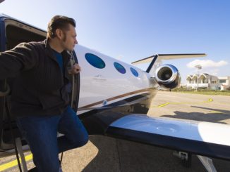 Mann steigt aus Privatjet