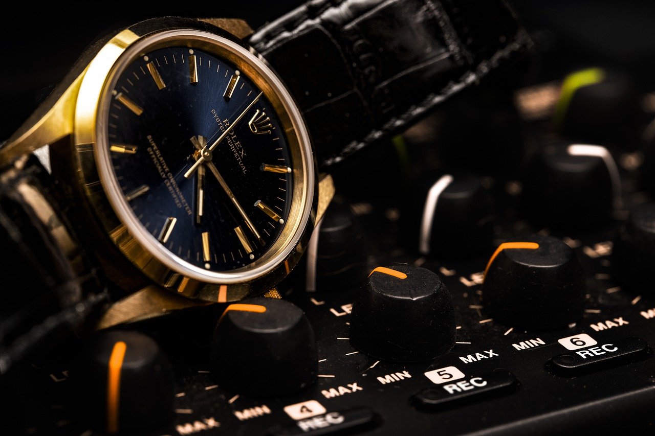Rolex Uhr auf Mischpult