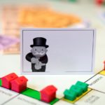 Monopoly-Feld mit Karte "Bitte xahlen!"