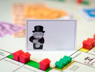 Monopoly-Feld mit Karte "Bitte xahlen!"