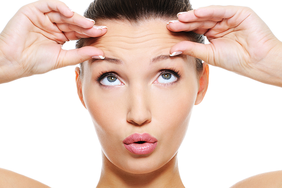 female face with wrinkles on her forehead | Frau mit Stirnfalten