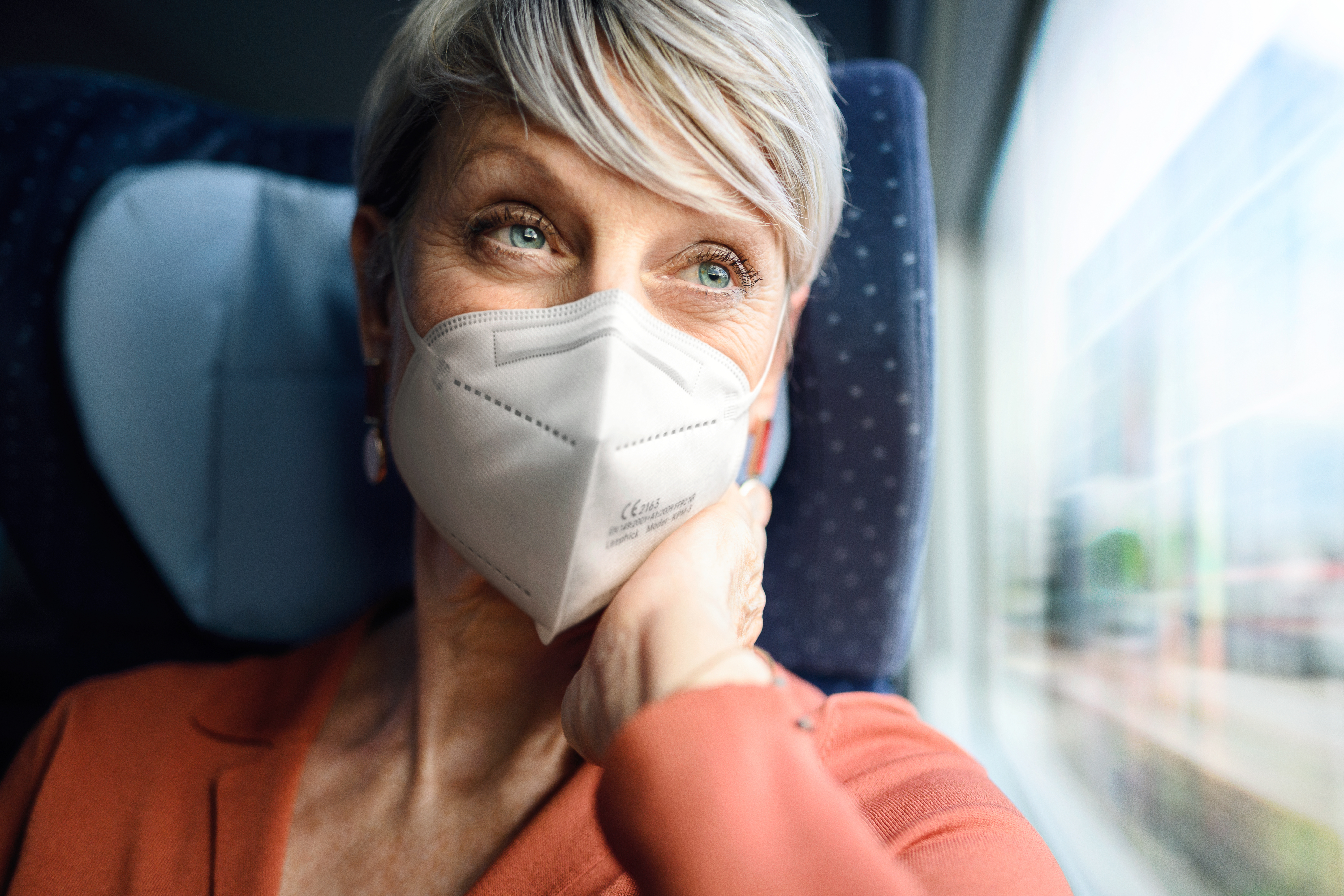 Frau mit FFP2-Maske in der Bahn Super Sparpreis Senioren ab 15,90 Euro | Frau mit FFP2-Maske in der Bahn