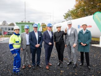 Projektbeteiligte vor dem Wasserstoffspeicher