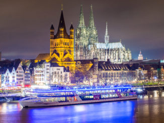 KD Eventschiff MS RheinFantasie im Advent vor der Kulisse der Kölner Altstadt