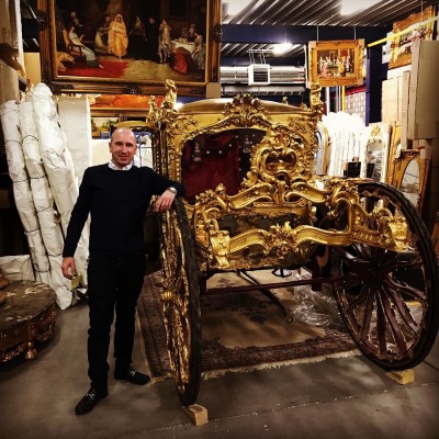 Casa Padrino Marvin | Möbeldesigner Marvin Schertl mit goldener Kutsche von Casa Padrino (© Casa Padrino)