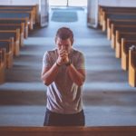 Betender Mann in der Kirche