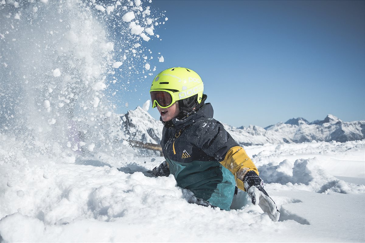 Skifahrer im Tiefschnee