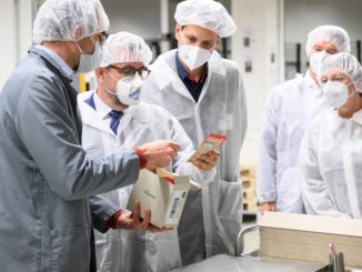 Der bayerische Gesundheitsminister Klaus Holetschek in der Fertigung der Kneipp GmbH