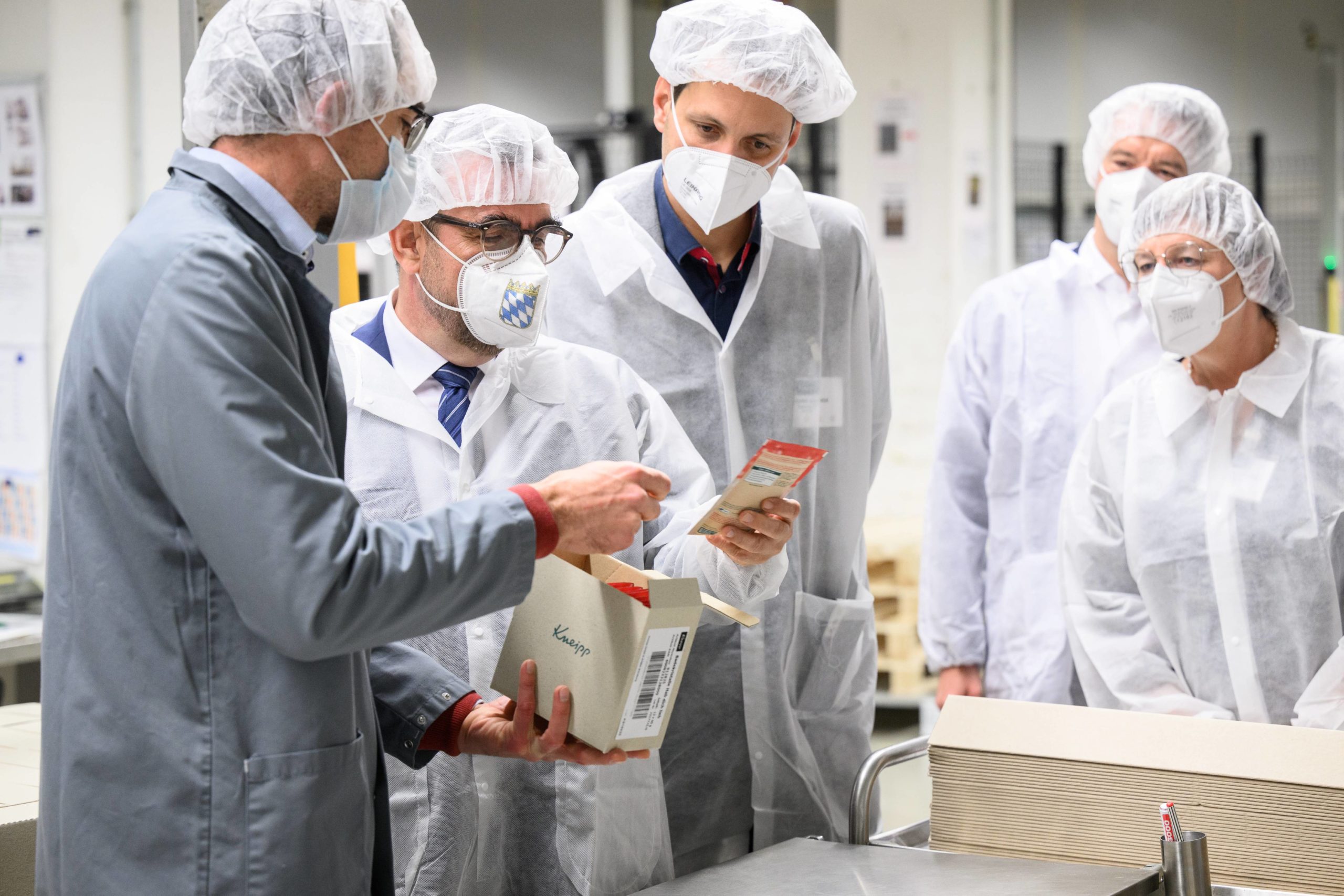 Der bayerische Gesundheitsminister Klaus Holetschek in der Fertigung der Kneipp GmbH