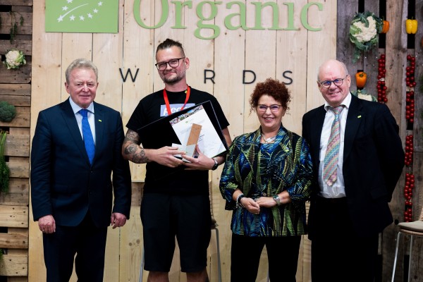 Übergabe des EU Organic Awards durch EU-Kommissar für Landwirtschaft (© European Commission)