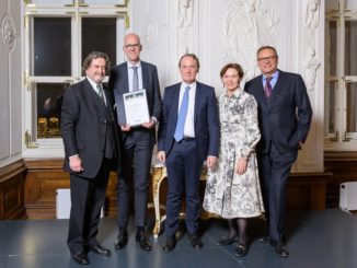 (V.l.n.r.) Elite Report-Chefredakteur Hans-Kaspar v. Schönfels, Klaus Naeve, Leiter Wealth Management von Berenberg, Berenberg-Verwaltungsratsvorsitzender Dr. Hans-Walter Peters, Salzburger Landtagspräsidentin Brigitta Pallauf, Hans-Jürgen Jakobs (Handelsblatt)