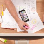 Entwickler einer App mit Papieren