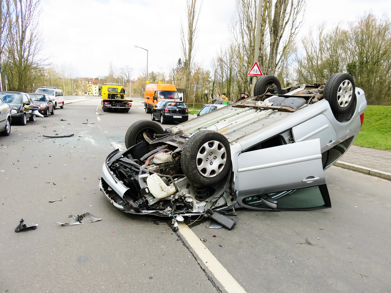 Verkehrsunfall, Auto auf dem Dach