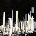 Viele weisse Wachskerzen