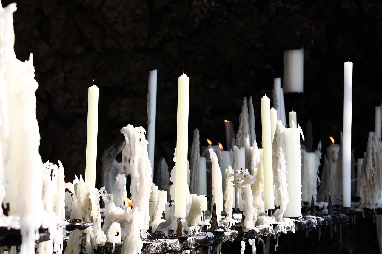 Viele weisse Wachskerzen candles-803729_1280 | Viele weisse Wachskerzen
