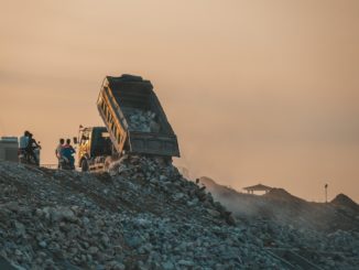 Müllwagen kippt seine Ladung aus