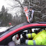 Auto chaotisch beladen im Winter