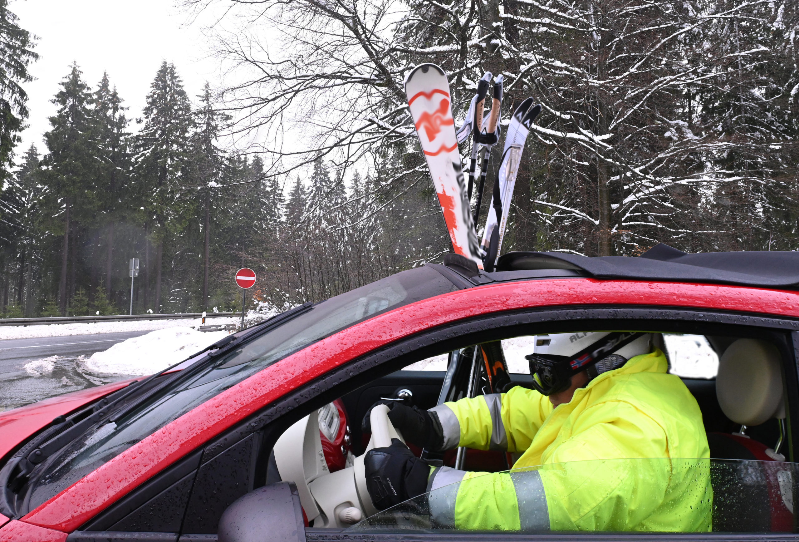 Auto chaotisch beladen im Winter