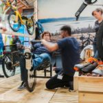 Frau probt Liegebike im Laden