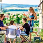 Familie beim Camping beim Frühstück