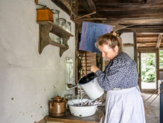 Darstellerin beim Abwasch im Fischerhaus