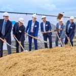 Landrat, Bürgermeister und Verantwortliche beim ersten Spatenstich