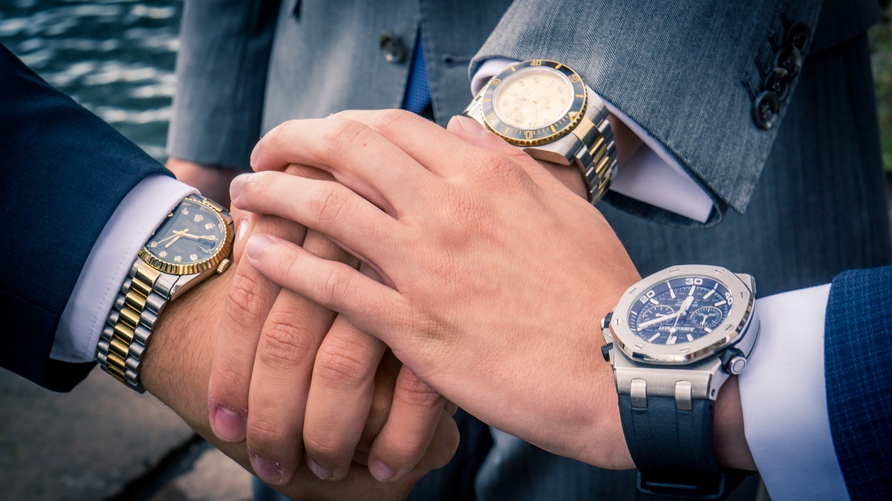 Drei Männer zeigen ihre Luxusuhren watches-3518474_1280 | Drei Männer zeigen ihre Luxusuhren