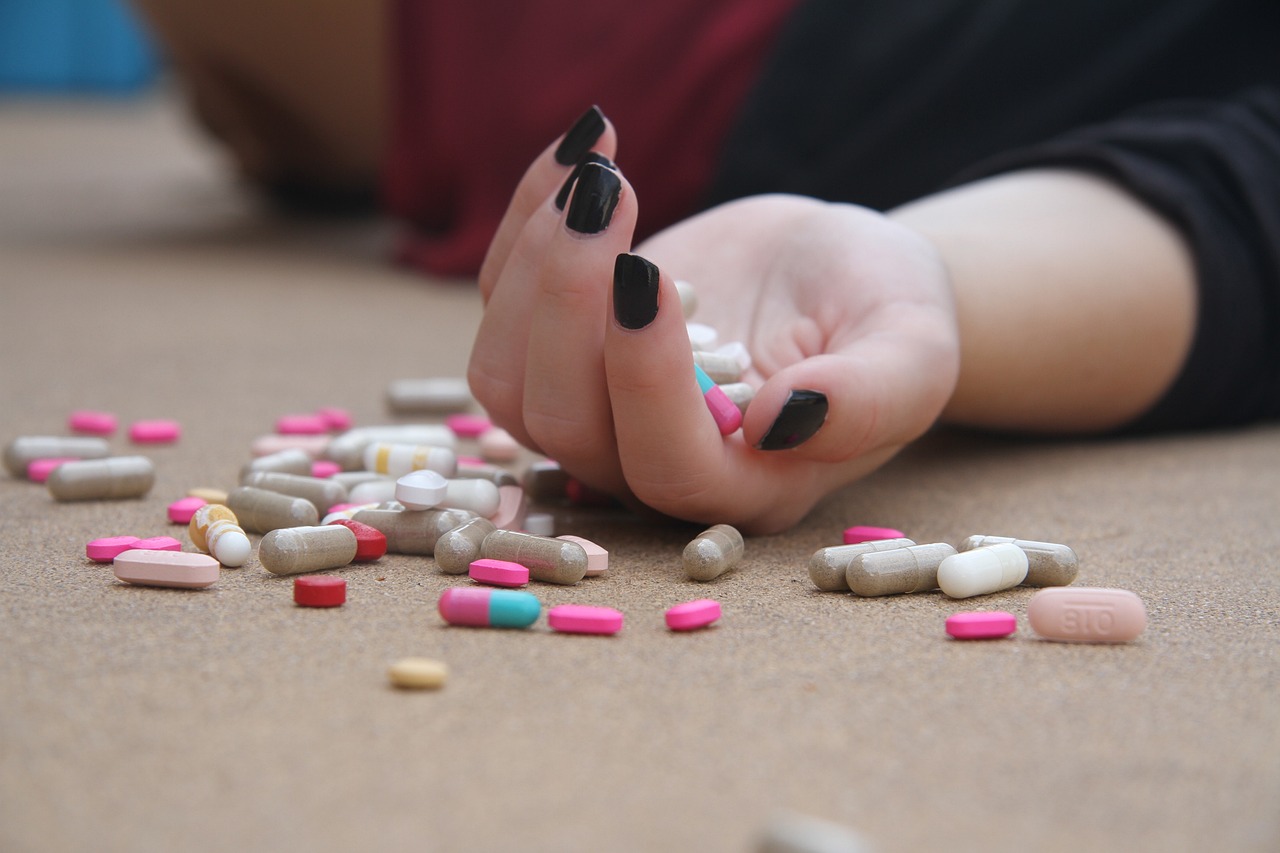 Hand mit jeder Menge Tabletten