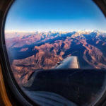 Blick aus dem Flugzeug auf Gebirge