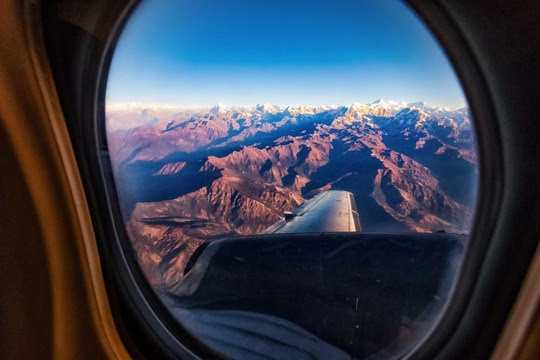 Blick aus dem Flugzeug auf Gebirge