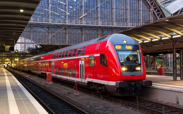 Regionalzug im Bahnhof