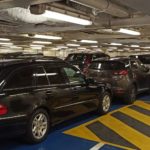 Autos im Laderaum einer Fähre