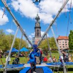 Kinder auf dem Trampolin vor dem Michel in Hamburg