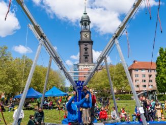 Kinder auf dem Trampolin vor dem Michel in Hamburg