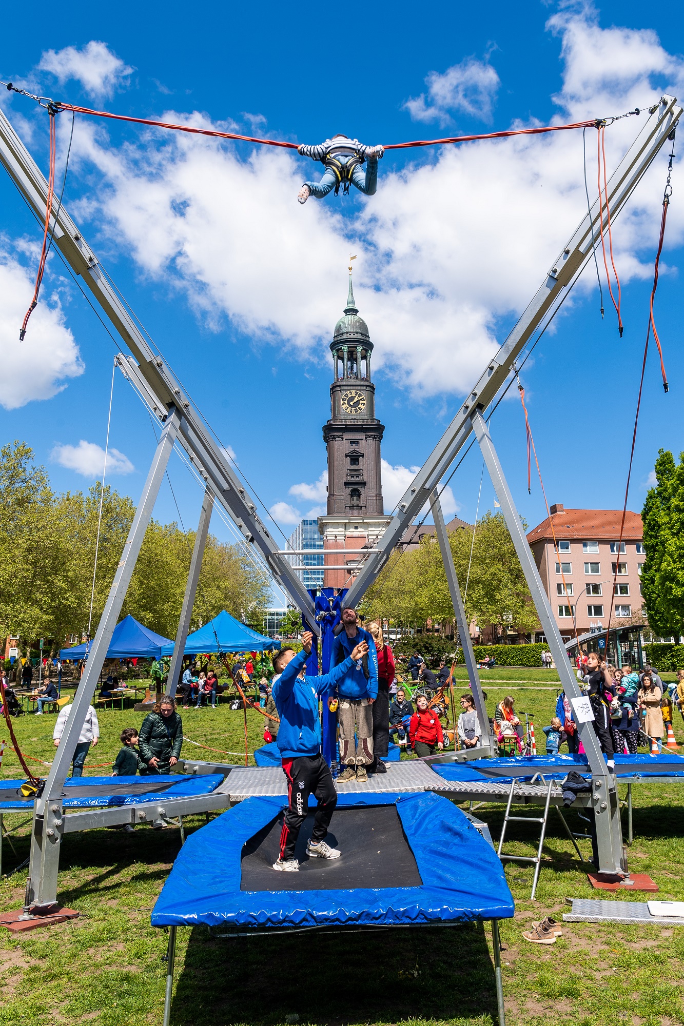 Kinder auf dem Trampolin vor dem Michel in Hamburg