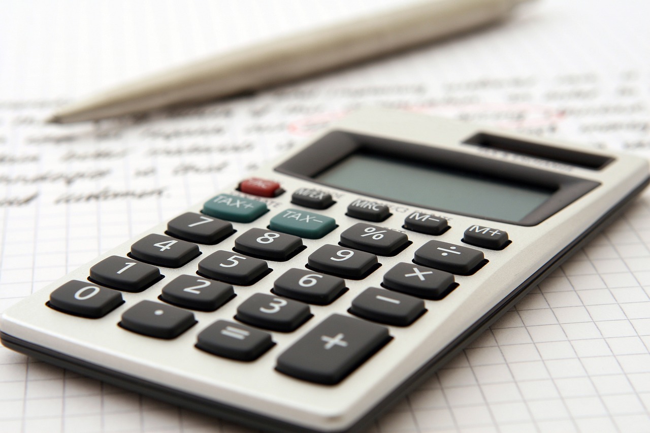 Taschenrechner und Stift accountant-1238598_1280 | Taschenrechner und Stift