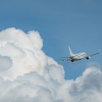 Flugzeug in den Wolken
