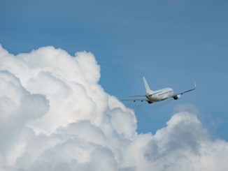 Flugzeug in den Wolken