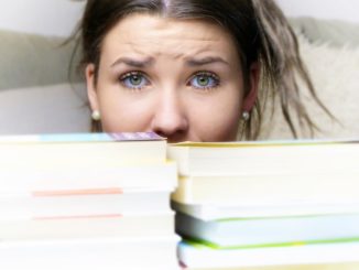 N ie wieder alleine mit den vielen Bücher - Online Nachhilfe ist die Lösung