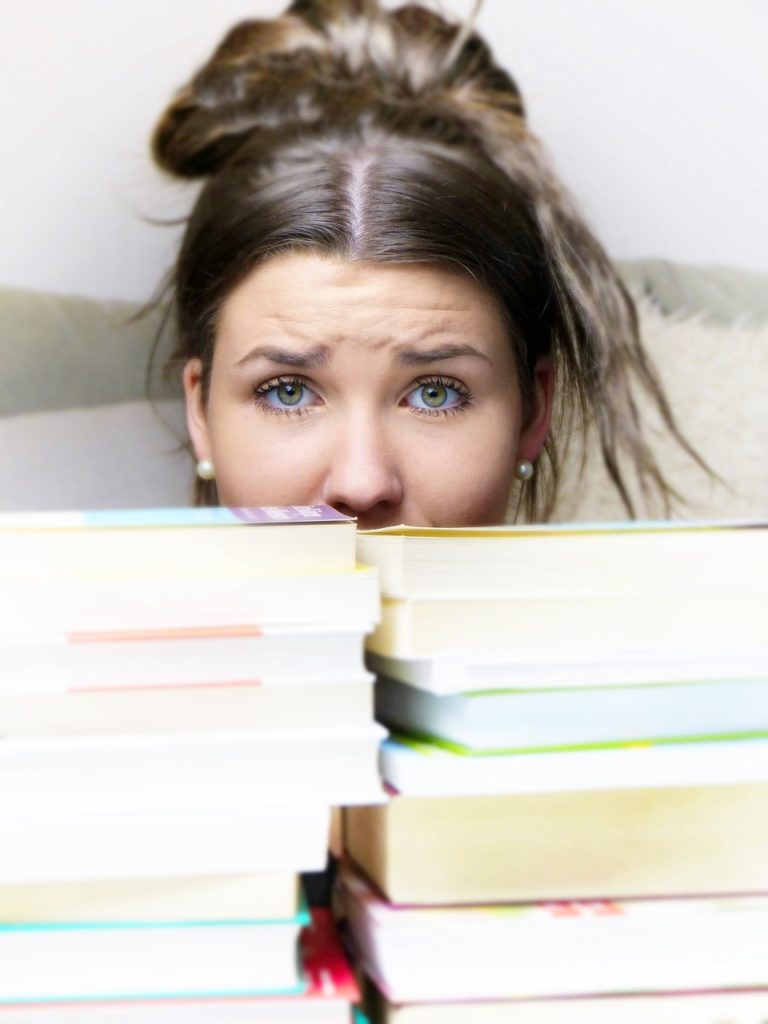 girl-4118072_1280 | N ie wieder alleine mit den vielen Bücher - Online Nachhilfe ist die Lösung