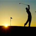 Golfspieler in der Abendsonne