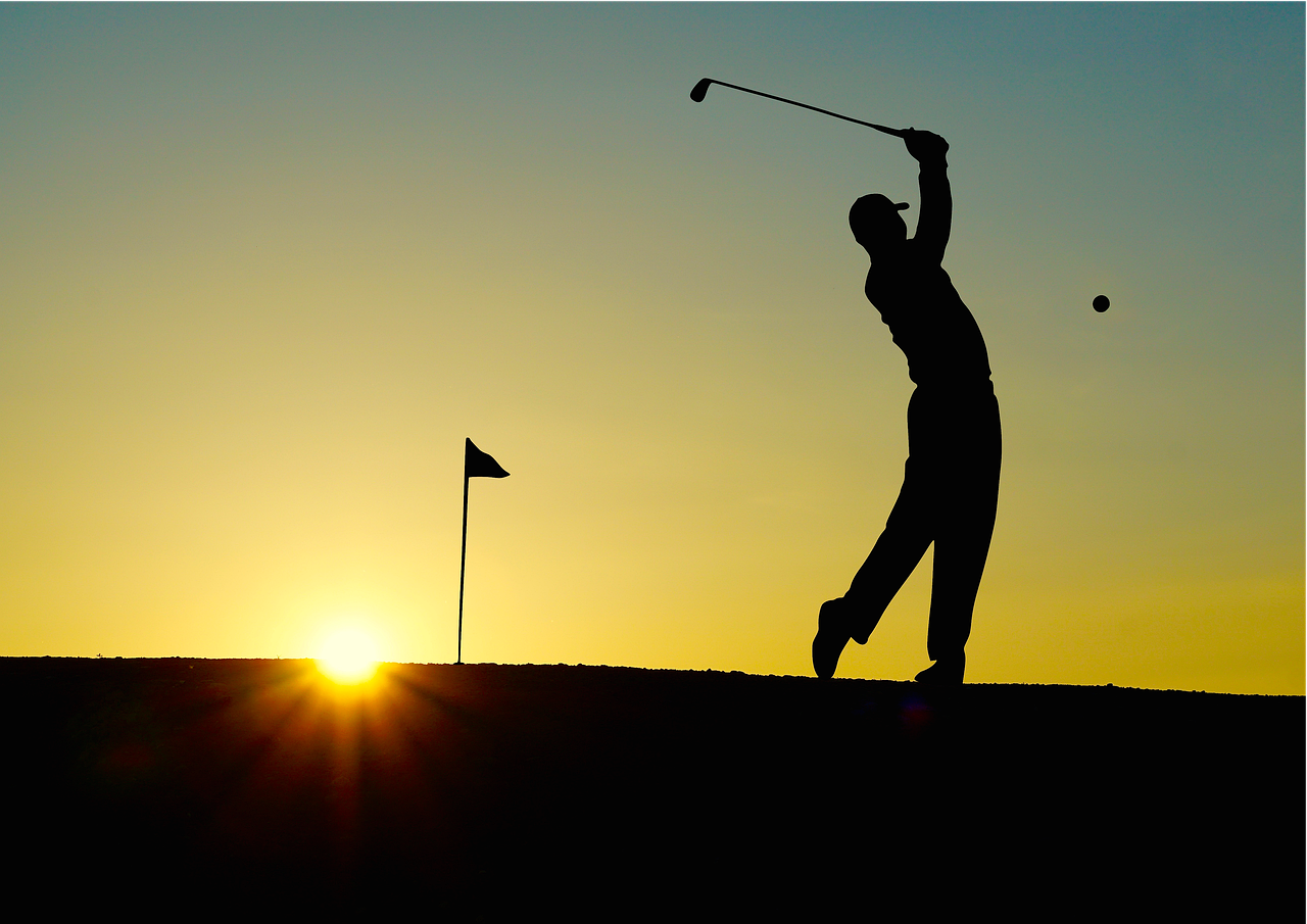 Golfspieler in der Abendsonne