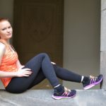 Frau sitzt im Hauseingang