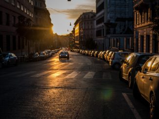 Auto in der Stadt während der Dämmerung