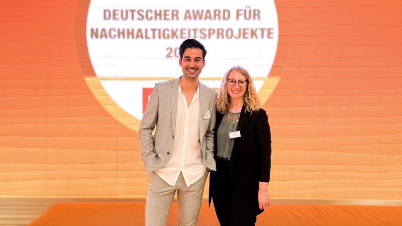 Burak Dönmezer und Dr. Laura Luoro - Deutscher Award für Nachhaltigkeitsprojekte 2023 - 1920 x 1080 px | Burak Dönmezer und Dr. Laura