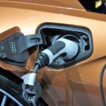 E-Auto-Ladestecker im Wagen