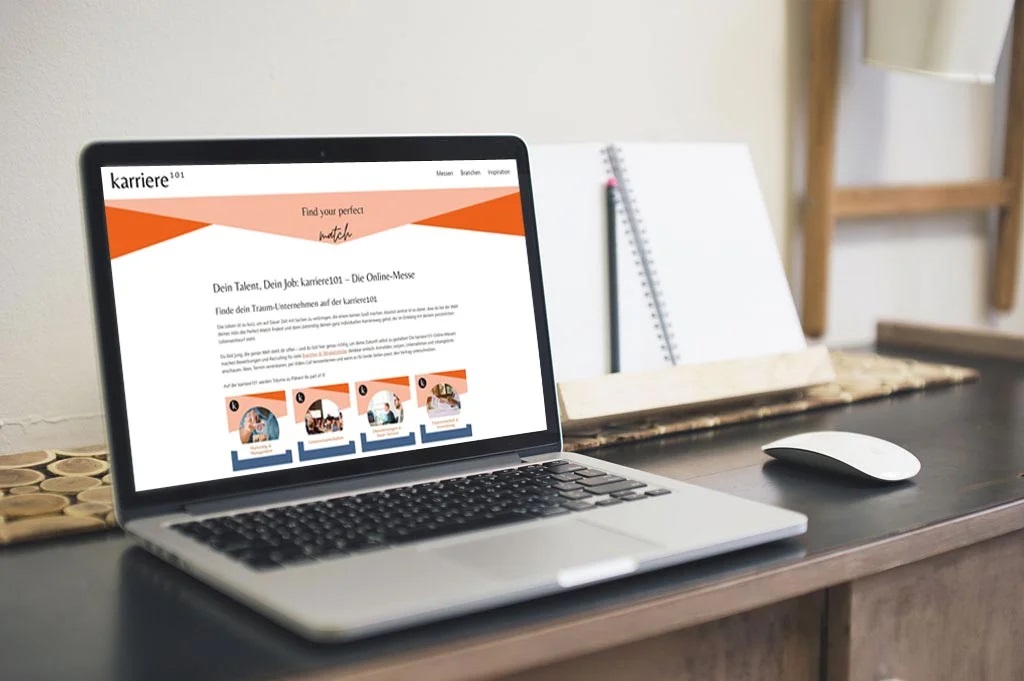 Laptop auf dem Schreibtisch karriere101_Mockup_Online-Messe | Laptop auf dem Schreibtisch